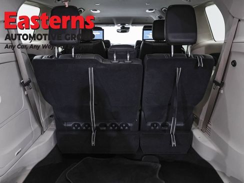 Used 2022 Chrysler Pacifica Touring-L w/ Uconnect Theater Family Group FWD image 9