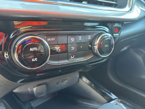 Used 2025 Chevrolet Trax LT w/ Sunroof Package image 13