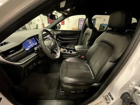 Used 2023 Jeep Grand Cherokee Altitude image 4