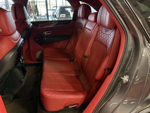 Used 2018 Bentley Bentayga image 70