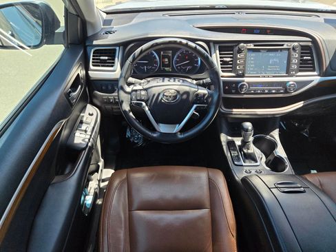 Used 2018 Toyota Highlander Limited Platinum AWD/4WD image 19