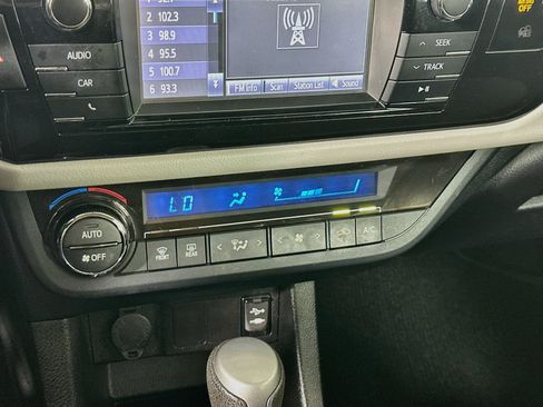 Used 2016 Toyota Corolla LE FWD image 22