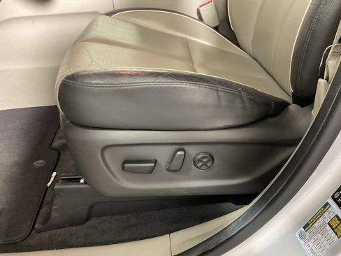 Used 2016 Kia Sedona EX FWD image 21