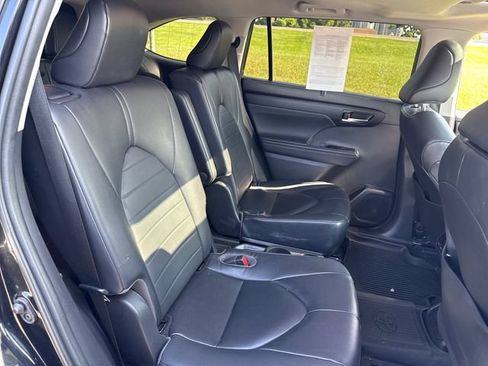 Used 2023 Toyota Highlander XLE AWD/4WD image 14