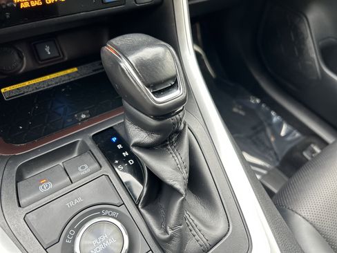 Used 2020 Toyota RAV4 Limited image 24