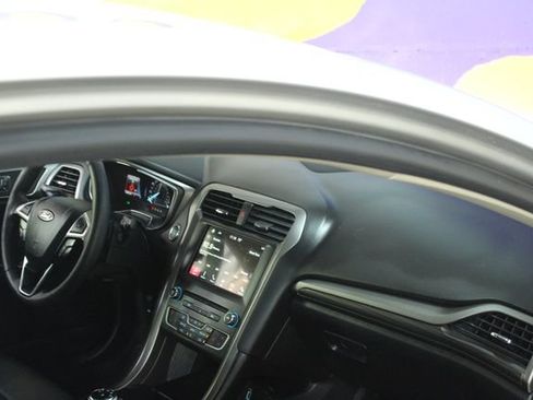 Used 2018 Ford Fusion SE w/ Equipment Group 202A FWD image 10