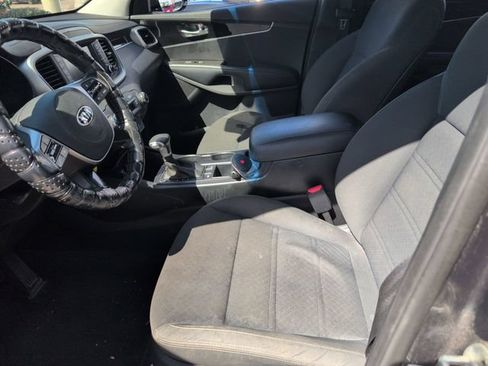 Used 2019 Kia Sorento S FWD image 11