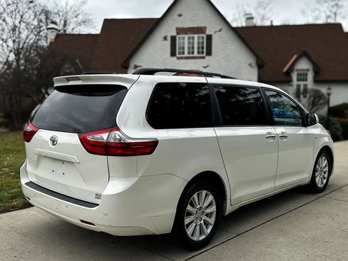 Used 2017 Toyota Sienna XLE Premium image 5