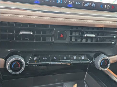 Used 2025 Chevrolet Tahoe High Country AWD/4WD image 18