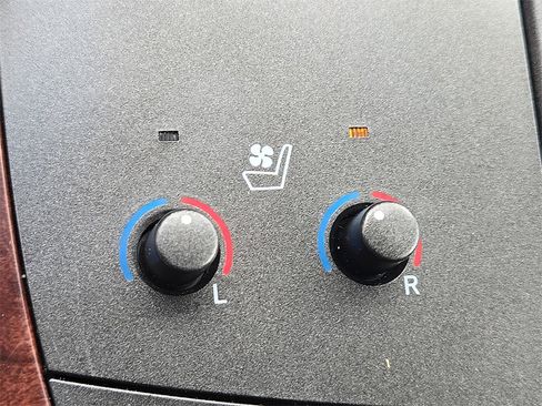 Used 2011 Toyota Avalon Limited image 28