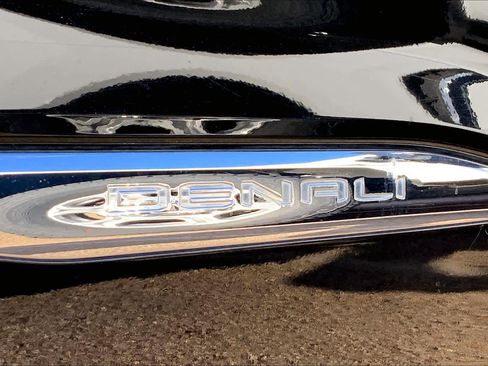 Used 2021 GMC Acadia Denali w/ Denali Technology Package image 9