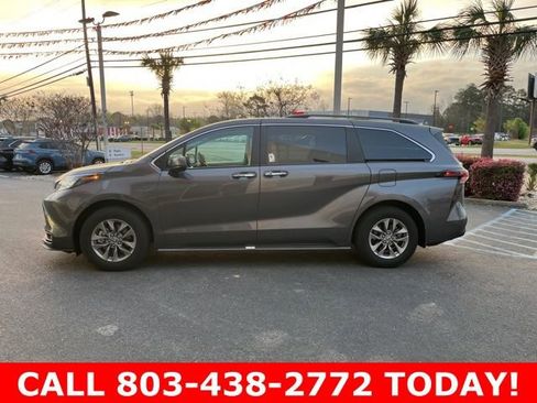 Used 2025 Toyota Sienna XLE image 38