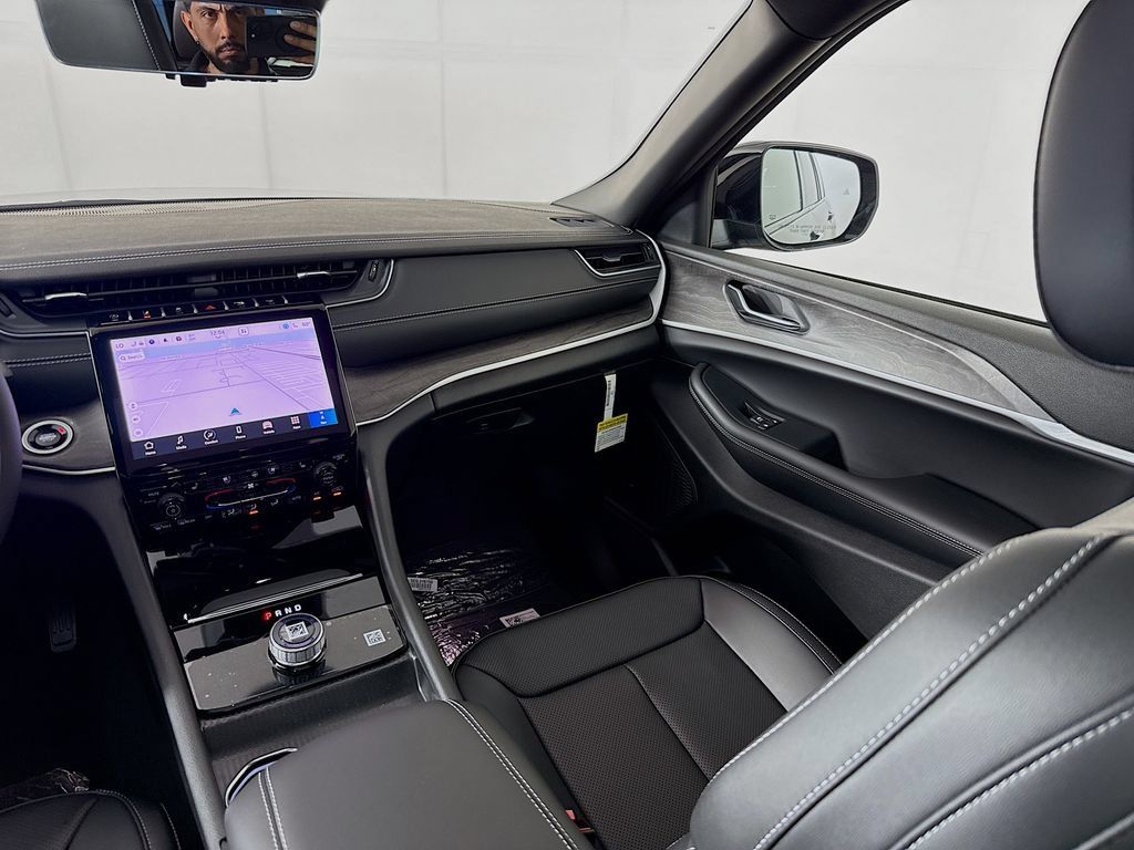Certified 2025 Jeep Grand Cherokee Limited w/ Luxury Tech Group II RWD image 26