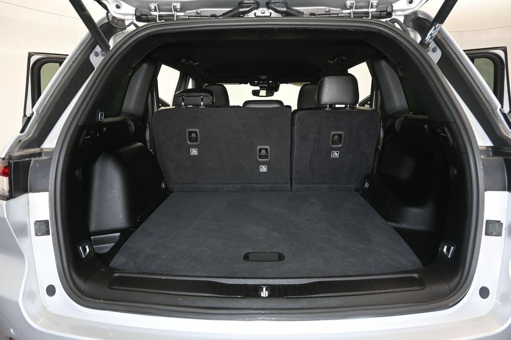 Used 2024 Jeep Grand Cherokee Altitude RWD image 11