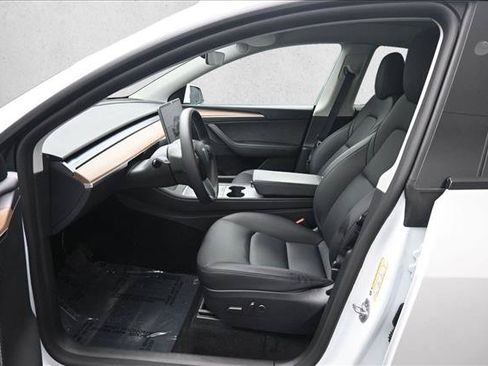 Used 2025 Tesla Model Y Long Range RWD image 9