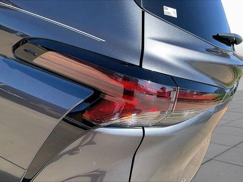 Used 2025 Toyota Sienna XLE FWD image 29