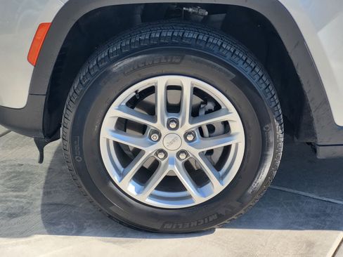 Used 2024 Jeep Grand Cherokee Laredo X AWD/4WD image 9