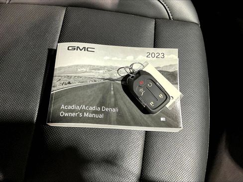 Used 2023 GMC Acadia SLT image 11