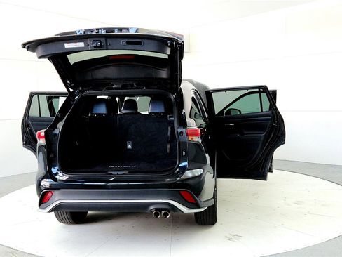 Used 2021 Toyota Highlander XSE image 11