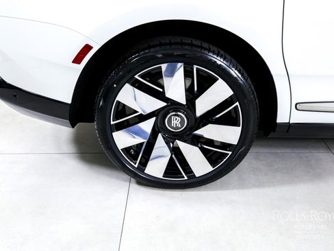 Certified 2025 Rolls-Royce Cullinan image 37
