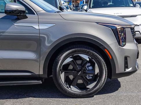 Used 2025 Kia Sorento EX image 9