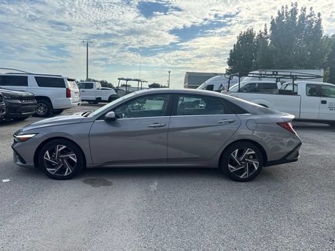 Used 2025 Hyundai Elantra SEL FWD image 8