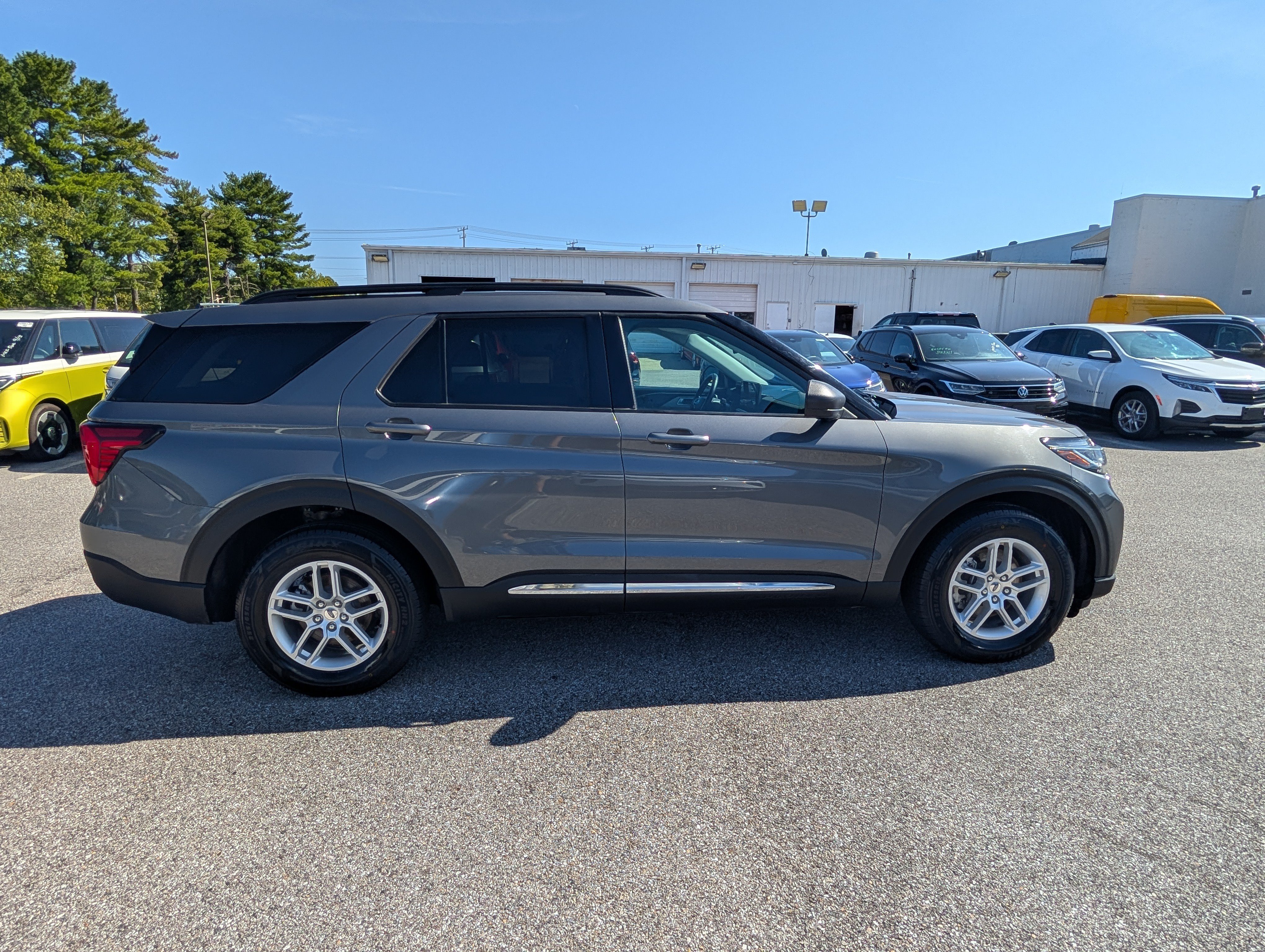 Used 2025 Ford Explorer Active AWD/4WD image 2