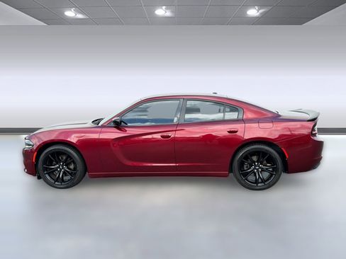 Used 2018 Dodge Charger SXT w/ Blacktop Package RWD image 2