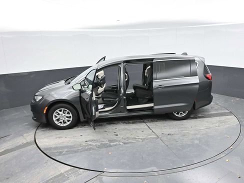 Used 2022 Chrysler Voyager LX image 46