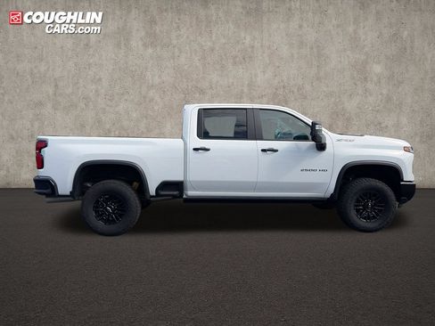 Used 2025 Chevrolet Silverado 2500 ZR2 w/ Technology Package AWD/4WD image 9