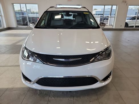 Used 2020 Chrysler Pacifica Limited FWD image 3