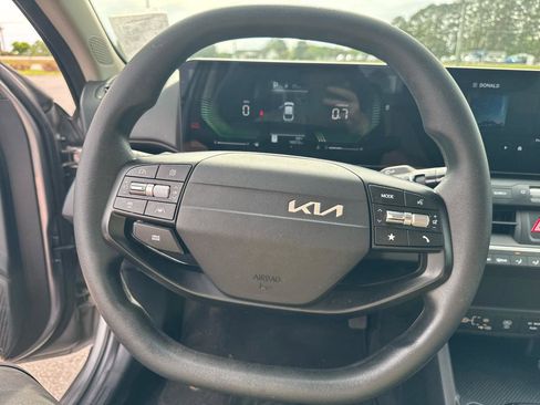 Used 2025 Kia K4 LXS image 16