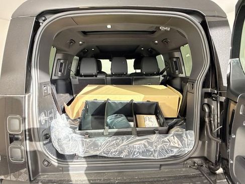 New 2026 Land Rover Defender 130 X-Dynamic SE AWD/4WD image 28