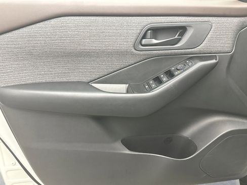 Used 2023 Nissan Rogue S image 9