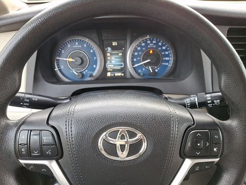Used 2018 Toyota Sienna LE image 18