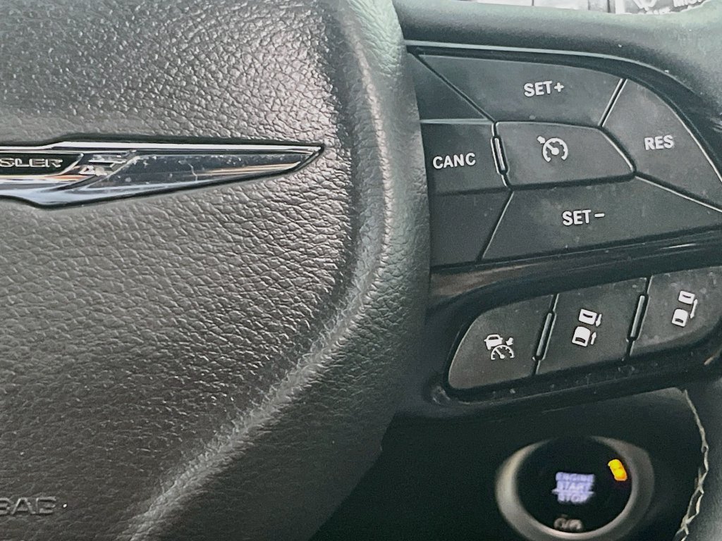 Used 2024 Chrysler Pacifica Limited FWD image 17