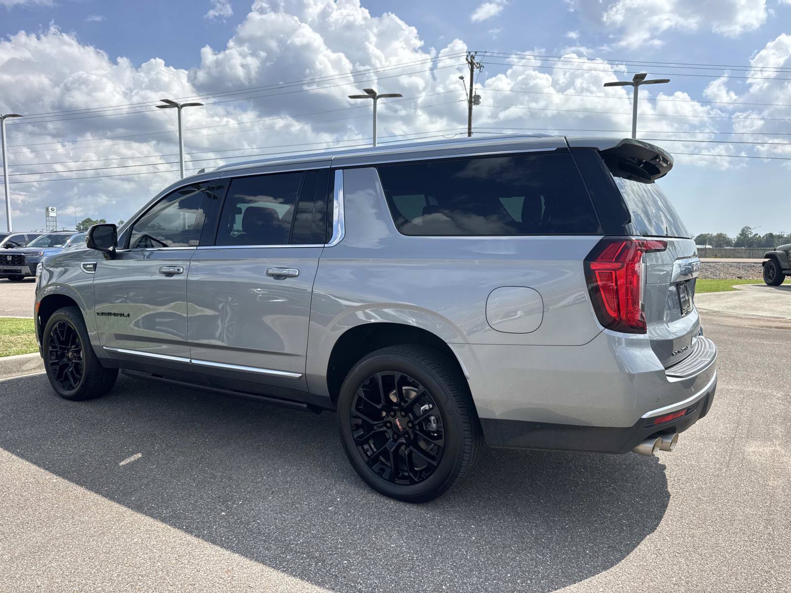 Used 2023 GMC Yukon XL Denali AWD/4WD image 8