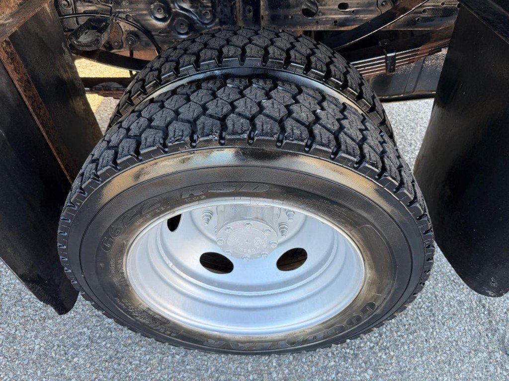 Used 2006 Ford F550 2WD Regular Cab Super Duty image 38