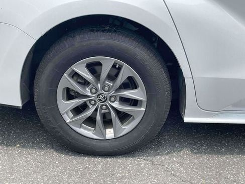 Certified 2024 Toyota Sienna XLE FWD image 11