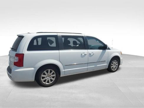 Used 2016 Chrysler Town & Country Touring FWD image 4