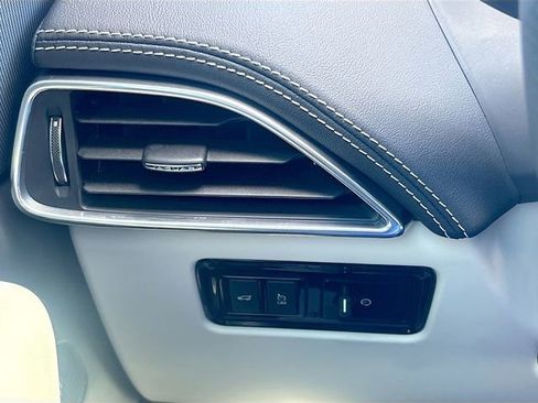 Used 2020 Jaguar F-PACE SVR image 35