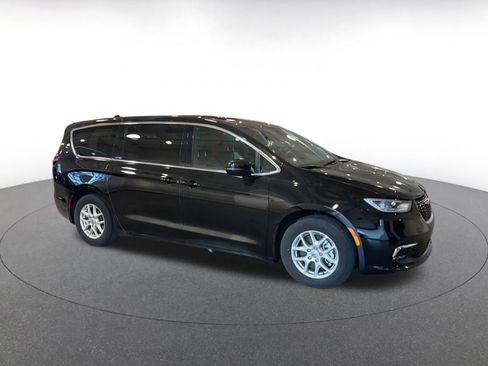 Used 2025 Chrysler Pacifica Select image 2