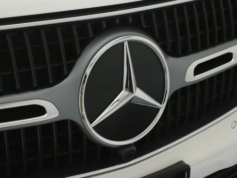 Used 2025 Mercedes-Benz GLC 300 4MATIC image 25