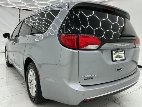 Used 2020 Chrysler Pacifica Touring-L FWD image 9