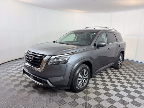 Used 2025 Nissan Pathfinder SL AWD/4WD image 2