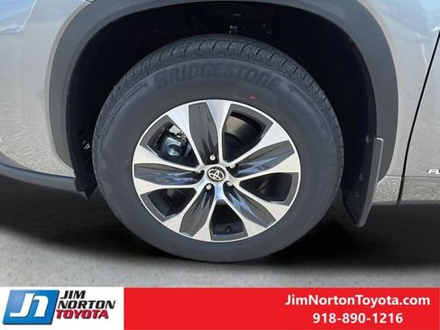 New 2026 Toyota Highlander XLE image 11