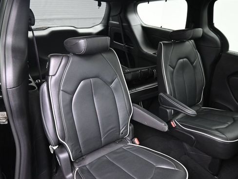 Used 2025 Chrysler Pacifica Limited FWD image 21