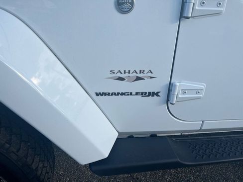 Used 2018 Jeep Wrangler Sahara w/ Connectivity Group AWD/4WD image 27