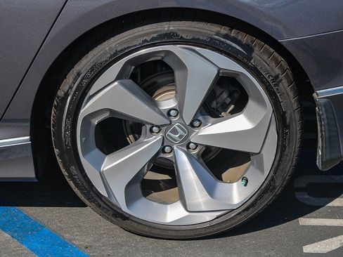 Used 2018 Honda Accord Touring image 12