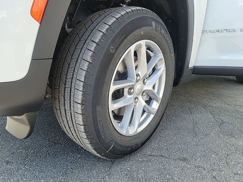 New 2025 Jeep Grand Cherokee 4WD image 16